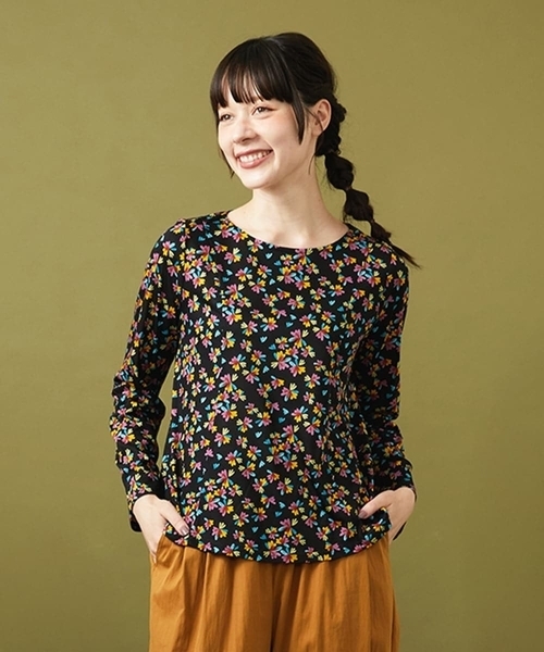 Jocomomola(ホコモモラ)の「Petalo フラワープリントカットソー(Tシャツ/カットソー・レディース・ブラック/グリーン・40)」の2枚目の写真
