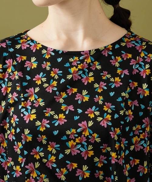 Jocomomola(ホコモモラ)の「Petalo フラワープリントカットソー(Tシャツ/カットソー・レディース・ブラック/グリーン・40)」の5枚目の写真