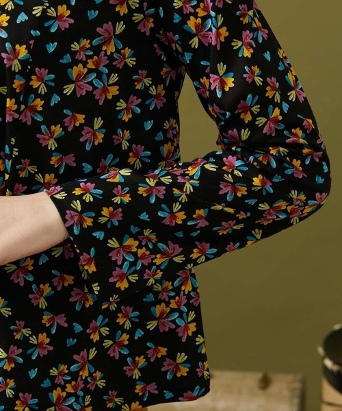 Jocomomola(ホコモモラ)の「Petalo フラワープリントカットソー(Tシャツ/カットソー・レディース・ブラック/グリーン・40)」の6枚目の写真
