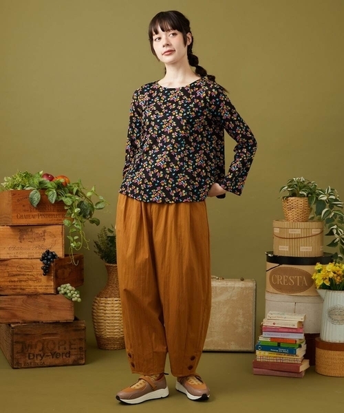 Jocomomola(ホコモモラ)の「Petalo フラワープリントカットソー(Tシャツ/カットソー・レディース・ブラック/グリーン・40)」の9枚目の写真