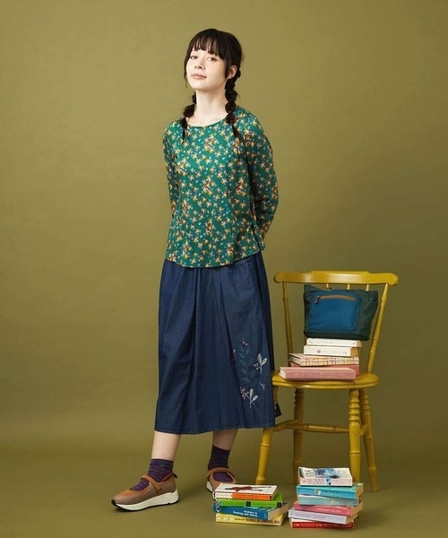 Jocomomola(ホコモモラ)の「Petalo フラワープリントカットソー(Tシャツ/カットソー・レディース・ブラック/グリーン・40)」の11枚目の写真
