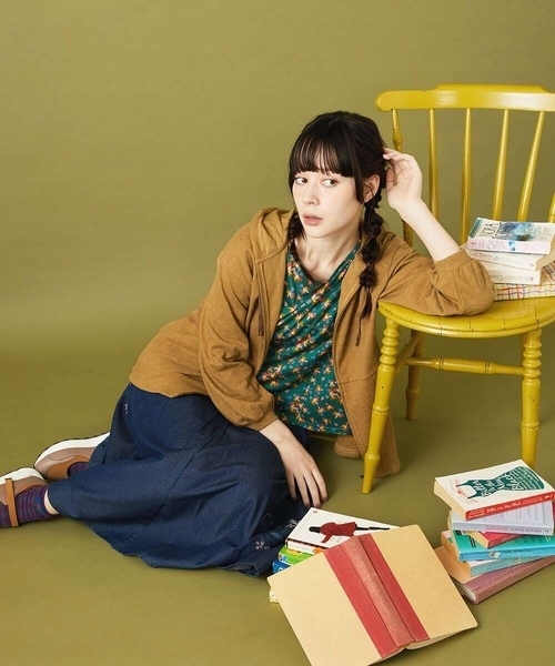 Jocomomola(ホコモモラ)の「Petalo フラワープリントカットソー(Tシャツ/カットソー・レディース・ブラック/グリーン・40)」の12枚目の写真