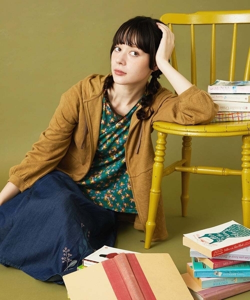 Jocomomola(ホコモモラ)の「Petalo フラワープリントカットソー(Tシャツ/カットソー・レディース・ブラック/グリーン・40)」の13枚目の写真