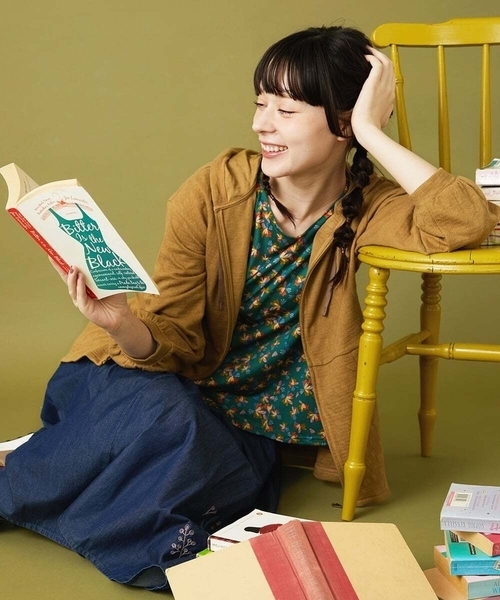 Jocomomola(ホコモモラ)の「Petalo フラワープリントカットソー(Tシャツ/カットソー・レディース・ブラック/グリーン・40)」の14枚目の写真