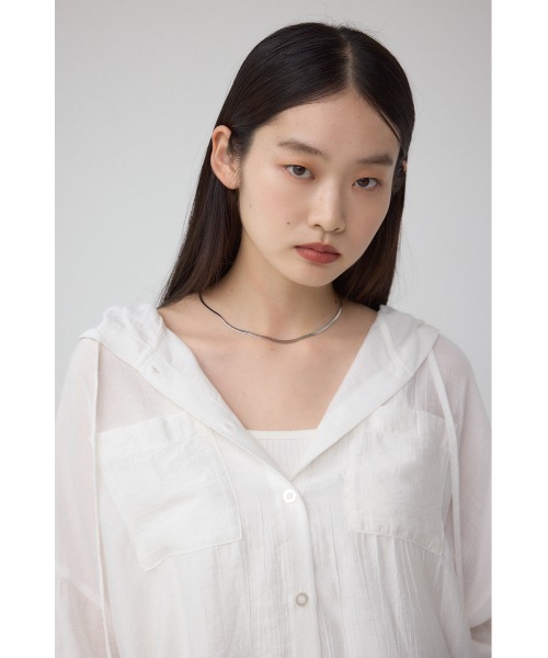 AZUL by moussy(アズールバイマウジー)の「フード付きボタンシャツ(シャツ/ブラウス・レディース・ブラック/オフホワイト/ブルー・FREE)」の4枚目の写真