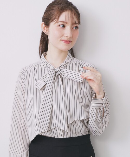 index（インデックス）の「アシンメトリーレイヤードボウタイブラウス【洗濯機OK/イージーアイロン/防シワ】《XS～3L》（シャツ/ブラウス・レディース・オフホワイト/ブラック系1/ブラック系/アイボリー系7/ピンク系/サックスブルー・44/40/42/34/36/38）」の4枚目の写真