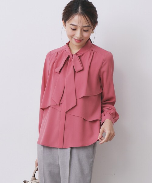 index（インデックス）の「アシンメトリーレイヤードボウタイブラウス【洗濯機OK/イージーアイロン/防シワ】《XS～3L》（シャツ/ブラウス・レディース・オフホワイト/ブラック系1/ブラック系/アイボリー系7/ピンク系/サックスブルー・44/40/42/34/36/38）」の6枚目の写真