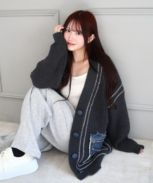 CECIL McBEE(セシルマクビー)の「デニムポケットライン入りリブニットBIGカーディガン(カーディガン/ボレロ・レディース・チャコールグレー/アイボリー・MEDIUM)」の2枚目の写真
