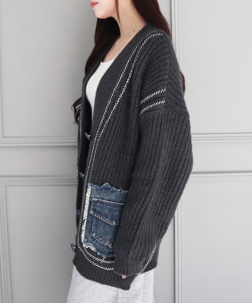 CECIL McBEE(セシルマクビー)の「デニムポケットライン入りリブニットBIGカーディガン(カーディガン/ボレロ・レディース・チャコールグレー/アイボリー・MEDIUM)」の11枚目の写真