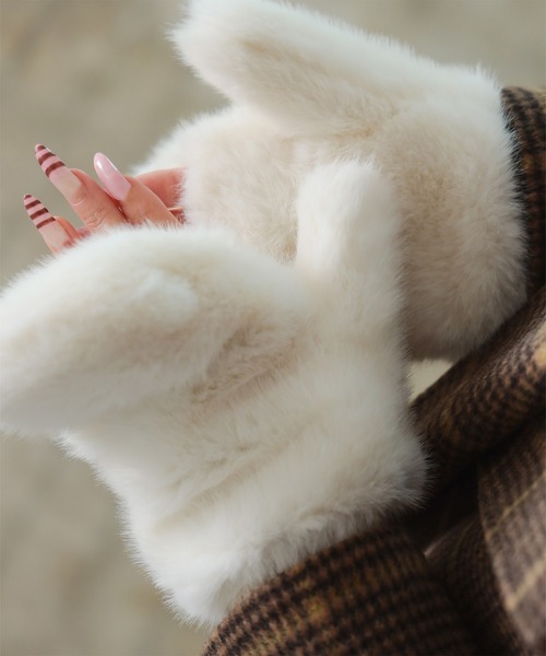 Ray BEAMS(レイビームス)の「【別注】CONTROL FREAK / フェイク ファー ミトン(手袋・レディース・ピンク/オフホワイト/ブラック・ONE SIZE)」の1枚目の写真