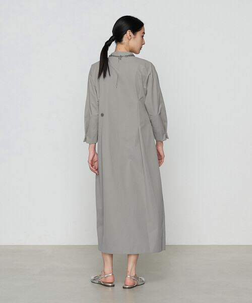 Gabardine K.T（ギャバジンケーティー）の「ストレッチタフタ シャツドレス（ワンピース・レディース・ネイビー/チャコール・9号）」の6枚目の写真