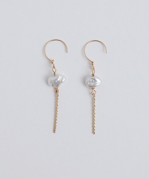 tone(トーン)の「【kare】【両耳用】ゴールド 華奢 ツイスト パール バーピアス(ピアス(両耳用)・レディース・ゴールド・FREE)」の1枚目の写真