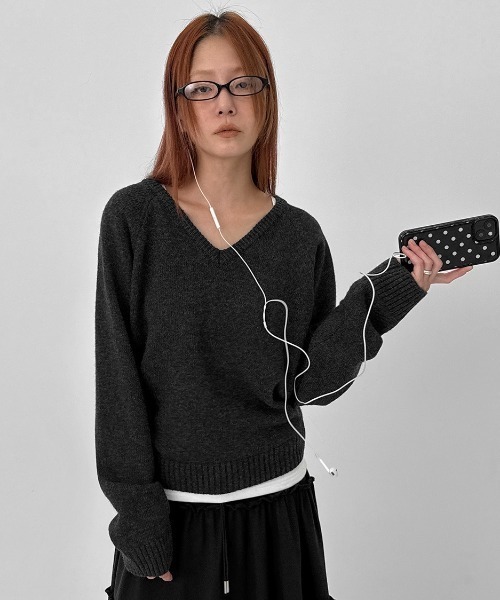 BLACKUP（ブラックアップ）の「[MADE] ステンヌルーズフィットVネックウール混ニット（ニット/セーター・レディース・チャコール/グレイッシュベージュ/カーキ・FREE）」の2枚目の写真