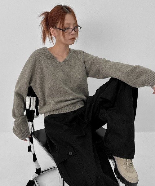 BLACKUP（ブラックアップ）の「[MADE] ステンヌルーズフィットVネックウール混ニット（ニット/セーター・レディース・チャコール/グレイッシュベージュ/カーキ・FREE）」の4枚目の写真