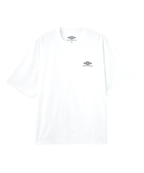 WHITE MOUNTAINEERING(ホワイトマウンテニアリング)の「WHITE MOUNTAINEERING WM×UMBRO OVERSIZED T-SHIRT WM2571519(Tシャツ/カットソー・メンズ・ホワイト/ブラック・M/L)」の1枚目の写真