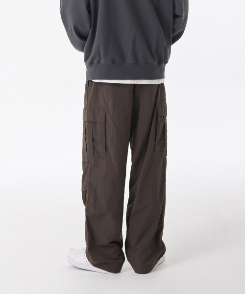 MUSINSA STANDARD（ムシンサスタンダード）の「ナイロンワンタックパラシュートカーゴパンツ[ブラウン]（スウェットパンツ・メンズ・その他・38/42/36/34/32/30/26/28）」の2枚目の写真