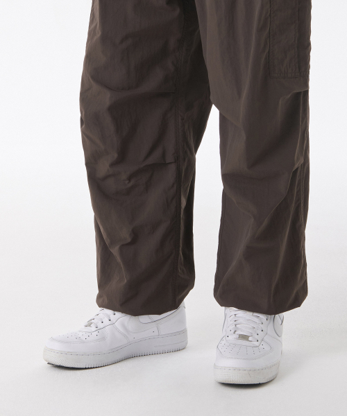 MUSINSA STANDARD（ムシンサスタンダード）の「ナイロンワンタックパラシュートカーゴパンツ[ブラウン]（スウェットパンツ・メンズ・その他・38/42/36/34/32/30/26/28）」の9枚目の写真