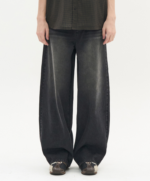 TOFFEE(トフィー)の「カーブドワイドデニムパンツ (ウォッシュドブラック)(デニムパンツ・メンズ・その他・SMALL/MEDIUM/LARGE/X-LARGE)」の1枚目の写真
