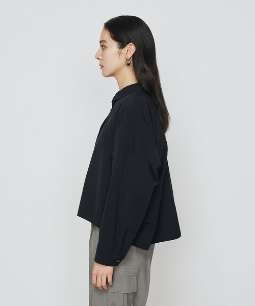 Gabardine K.T（ギャバジンケーティー）の「〔 +サイズ 〕 ストレッチタフタ シャツブルゾン（ブルゾン・レディース・ライトグレー・15号）」の6枚目の写真