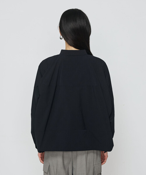 Gabardine K.T（ギャバジンケーティー）の「〔 +サイズ 〕 ストレッチタフタ シャツブルゾン（ブルゾン・レディース・ライトグレー・15号）」の7枚目の写真