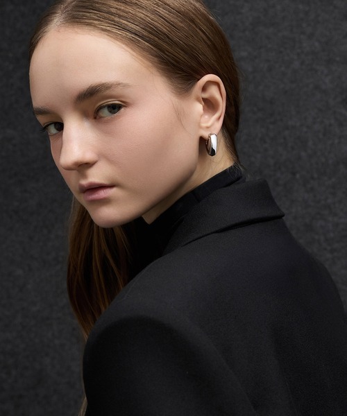 CHARLES & KEITH（チャールズ & キース）の「Annalise アナリーゼ ハギーピアス（ピアス（両耳用）・レディース・ゴールド系その他/ゴールド/シルバー・FREE）」の4枚目の写真