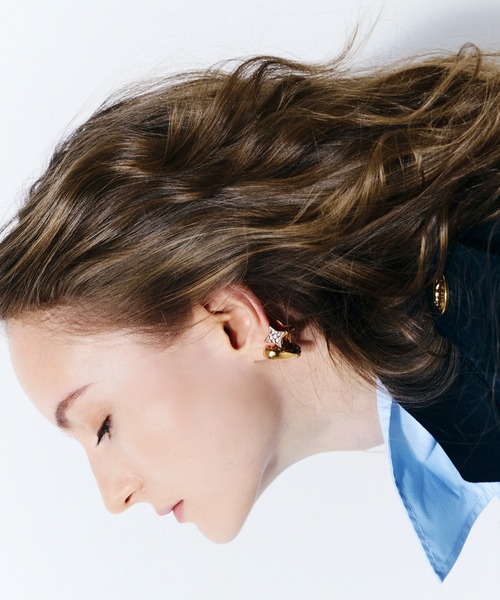 CHARLES & KEITH（チャールズ & キース）の「Annalise アナリーゼ ハギーピアス（ピアス（両耳用）・レディース・ゴールド系その他/ゴールド/シルバー・FREE）」の5枚目の写真