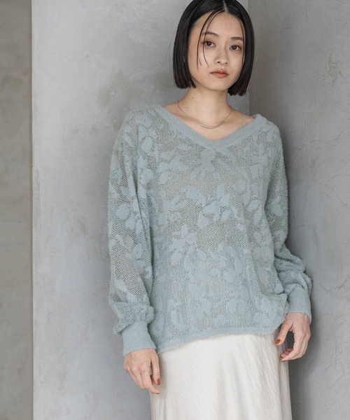 A part by(アパートバイ)の「フラワージャガードシアーニット(ニット/セーター・レディース・オフホワイト/グレー系その他2/ブラック・FREE)」の1枚目の写真