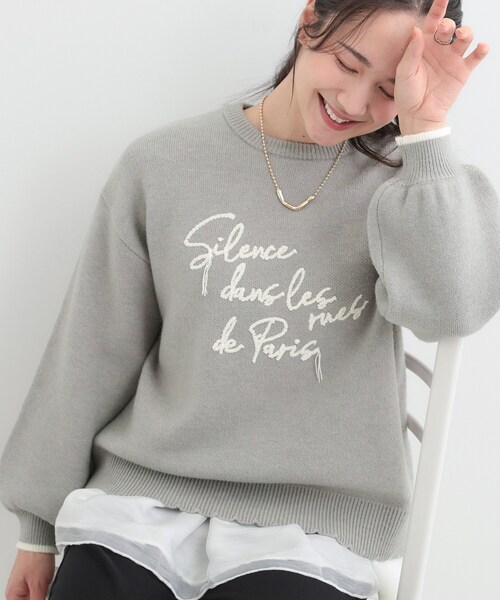 SHOO・LA・RUE(シューラルー)の「【洗濯機可/S-LL】裾スカラップが差がつく コード刺繍ロゴニット(ニット/セーター・レディース・ネイビー系4/グレー系4/アイボリー系4・02/01/04/03)」の2枚目の写真