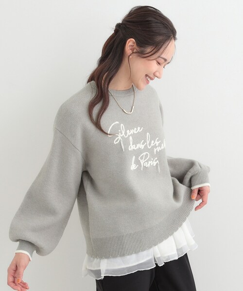 SHOO・LA・RUE(シューラルー)の「【洗濯機可/S-LL】裾スカラップが差がつく コード刺繍ロゴニット(ニット/セーター・レディース・ネイビー系4/グレー系4/アイボリー系4・02/01/04/03)」の13枚目の写真