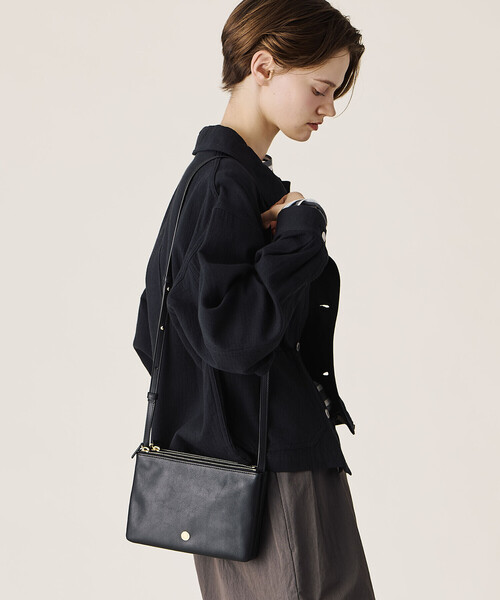 ORCIVAL（オーシバル）の「ORCIVAL | ナッパレザー ジップポーチショルダーバッグ UNISEX（ショルダーバッグ・レディース・ブラウン系その他2/ブラック/レッド・-）」の2枚目の写真