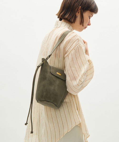 full/fill.（フルフィル）の「plate flap shoulder bag / プレート付きフラップショルダーバッグ（ショルダーバッグ・レディース・ブラック/グレー・FREE）」の2枚目の写真