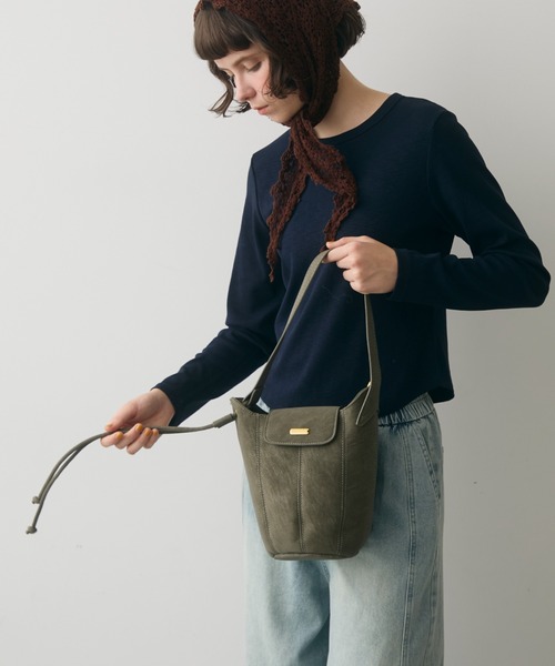 full/fill.（フルフィル）の「plate flap shoulder bag / プレート付きフラップショルダーバッグ（ショルダーバッグ・レディース・ブラック/グレー・FREE）」の15枚目の写真