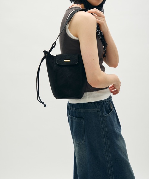 full/fill.（フルフィル）の「plate flap shoulder bag / プレート付きフラップショルダーバッグ（ショルダーバッグ・レディース・ブラック/グレー・FREE）」の3枚目の写真