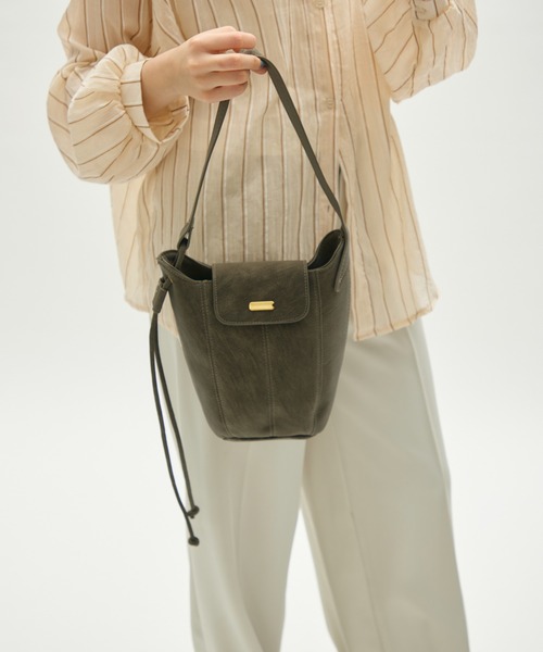full/fill.（フルフィル）の「plate flap shoulder bag / プレート付きフラップショルダーバッグ（ショルダーバッグ・レディース・ブラック/グレー・FREE）」の8枚目の写真