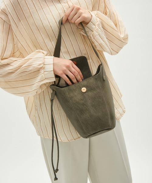 full/fill.（フルフィル）の「plate flap shoulder bag / プレート付きフラップショルダーバッグ（ショルダーバッグ・レディース・ブラック/グレー・FREE）」の9枚目の写真