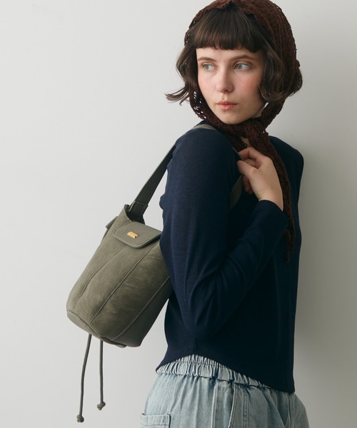 full/fill.（フルフィル）の「plate flap shoulder bag / プレート付きフラップショルダーバッグ（ショルダーバッグ・レディース・ブラック/グレー・FREE）」の12枚目の写真