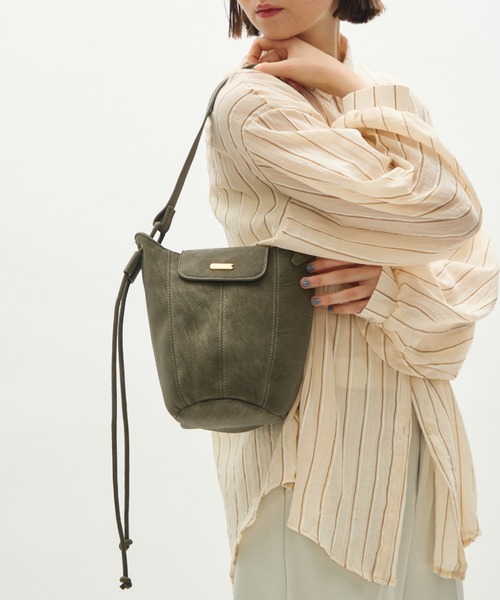full/fill.（フルフィル）の「plate flap shoulder bag / プレート付きフラップショルダーバッグ（ショルダーバッグ・レディース・ブラック/グレー・FREE）」の7枚目の写真