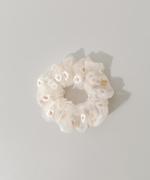 SMELLY(スメリー)の「シアーフラワーシシュウシュシュ(シュシュ・レディース・アイボリー/ブラック・-)」の2枚目の写真