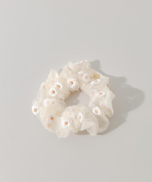 SMELLY(スメリー)の「シアーフラワーシシュウシュシュ(シュシュ・レディース・アイボリー/ブラック・-)」の3枚目の写真