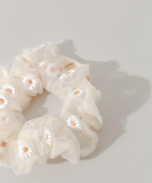 SMELLY(スメリー)の「シアーフラワーシシュウシュシュ(シュシュ・レディース・アイボリー/ブラック・-)」の4枚目の写真