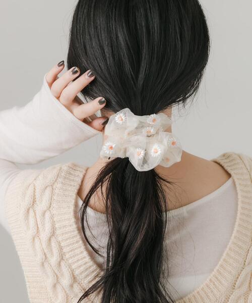 SMELLY(スメリー)の「シアーフラワーシシュウシュシュ(シュシュ・レディース・アイボリー/ブラック・-)」の5枚目の写真