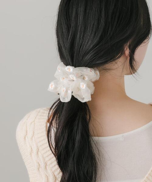 SMELLY(スメリー)の「シアーフラワーシシュウシュシュ(シュシュ・レディース・アイボリー/ブラック・-)」の6枚目の写真