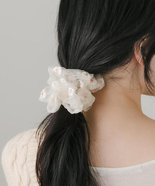 SMELLY(スメリー)の「シアーフラワーシシュウシュシュ(シュシュ・レディース・アイボリー/ブラック・-)」の7枚目の写真