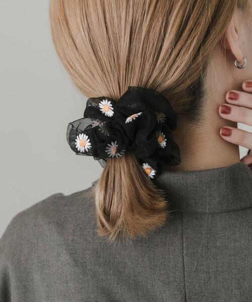 SMELLY(スメリー)の「シアーフラワーシシュウシュシュ(シュシュ・レディース・アイボリー/ブラック・-)」の11枚目の写真