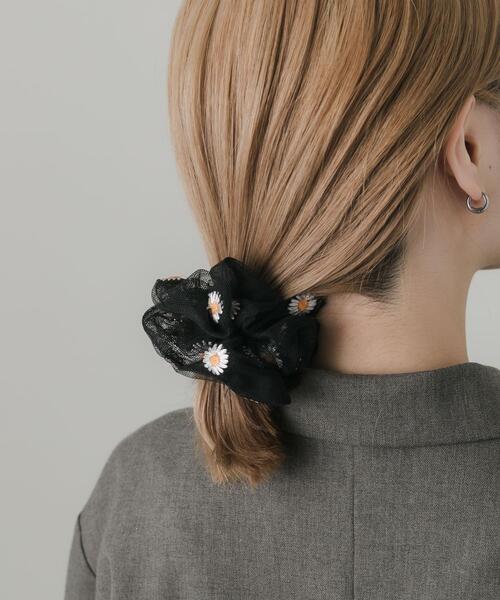 SMELLY(スメリー)の「シアーフラワーシシュウシュシュ(シュシュ・レディース・アイボリー/ブラック・-)」の12枚目の写真