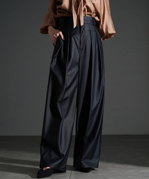 Sawa a la mode（サワアラモード）の「フェイクレザータックワイドパンツ（その他パンツ・レディース・ブルー/ブラック/イエロー・FREE）」の2枚目の写真