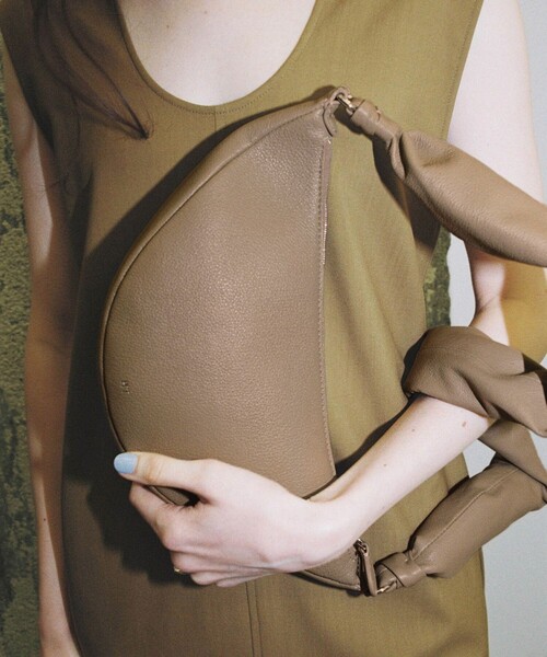 ADAM ET ROPE'（アダムエロペ）の「【PFT】Tori Long Shoulder Bag（ショルダーバッグ・レディース・ブラック/ベージュ・FREE）」の2枚目の写真