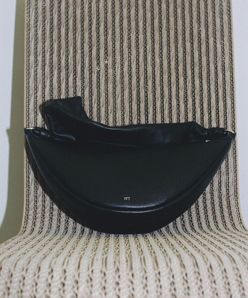 ADAM ET ROPE'（アダムエロペ）の「【PFT】Tori Long Shoulder Bag（ショルダーバッグ・レディース・ブラック/ベージュ・FREE）」の6枚目の写真