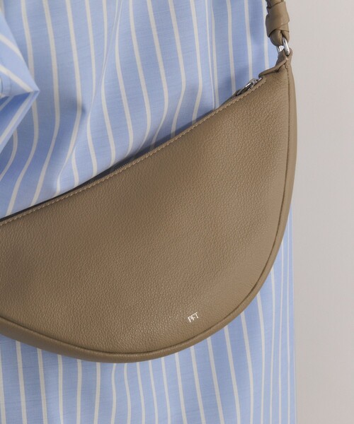 ADAM ET ROPE'（アダムエロペ）の「【PFT】Tori Long Shoulder Bag（ショルダーバッグ・レディース・ブラック/ベージュ・FREE）」の11枚目の写真