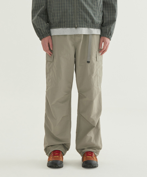 COVERNAT(カバーナット)の「ワイドナイロンカーゴイージーパンツカーキ(その他パンツ・メンズ・その他・SMALL/MEDIUM/LARGE/X-LARGE)」の1枚目の写真